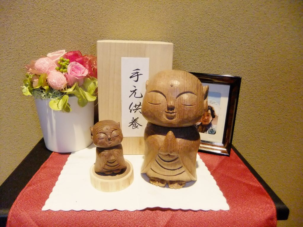 手元供養地蔵とお花と母親の写真