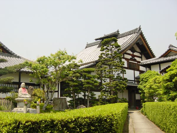 お寺は民間の墓地に名義を貸しています